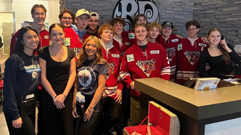 Boston Pizza - Tip A Raider